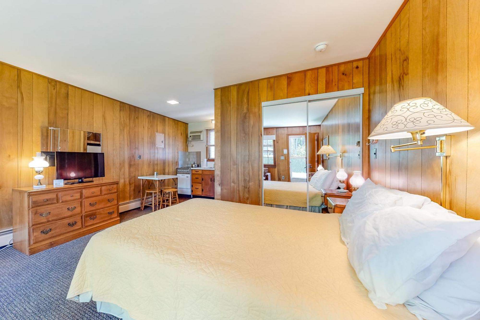 King Birch Lake Homes Alton Room photo