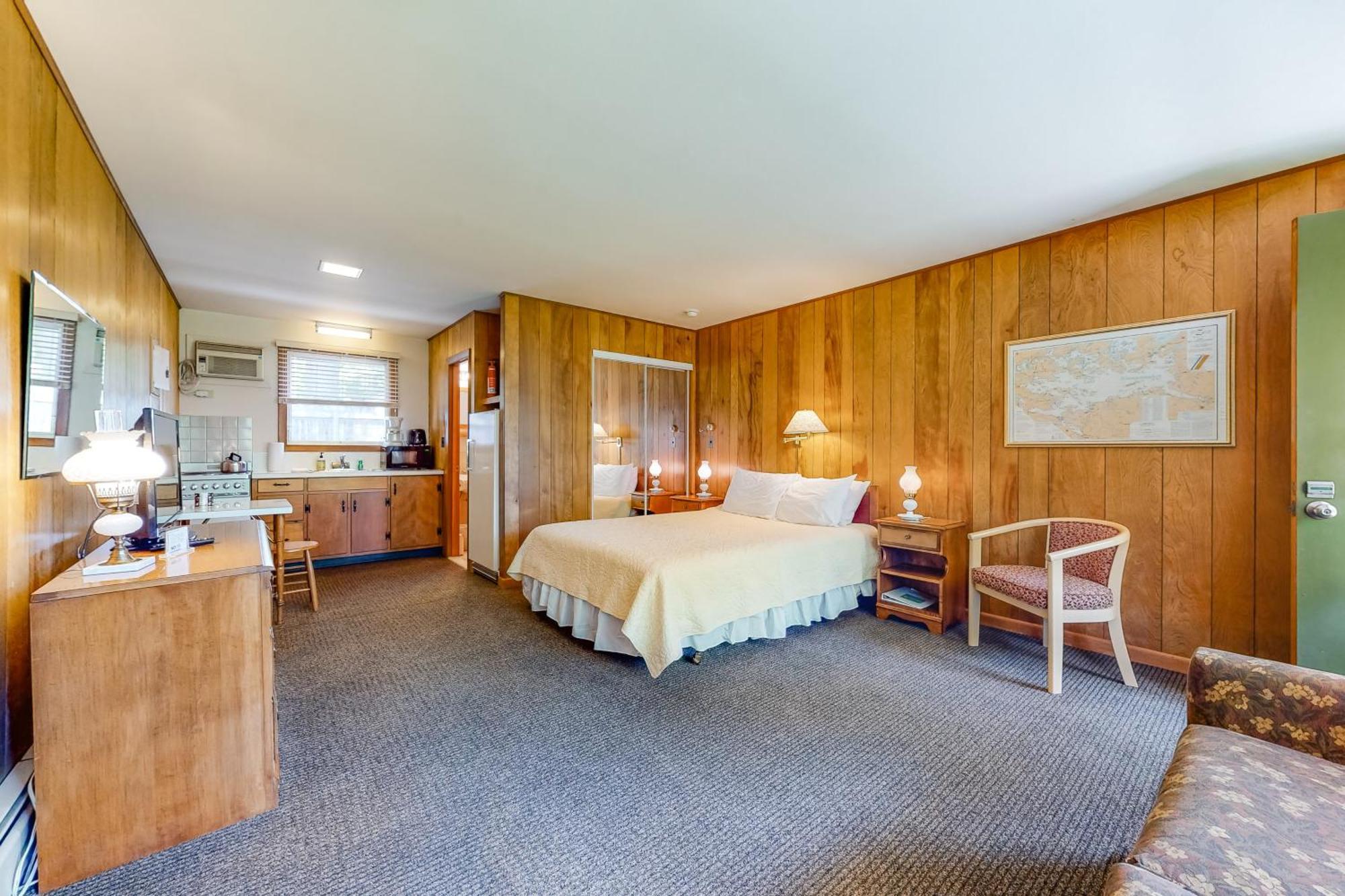 King Birch Lake Homes Alton Room photo